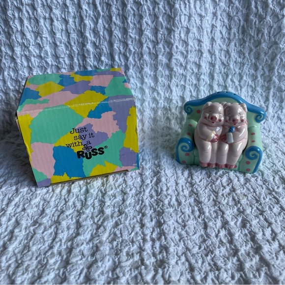 New Russ Berrie Salt And Pepper Shaker Pigs on a couch pig decor - Picture 2 of 7